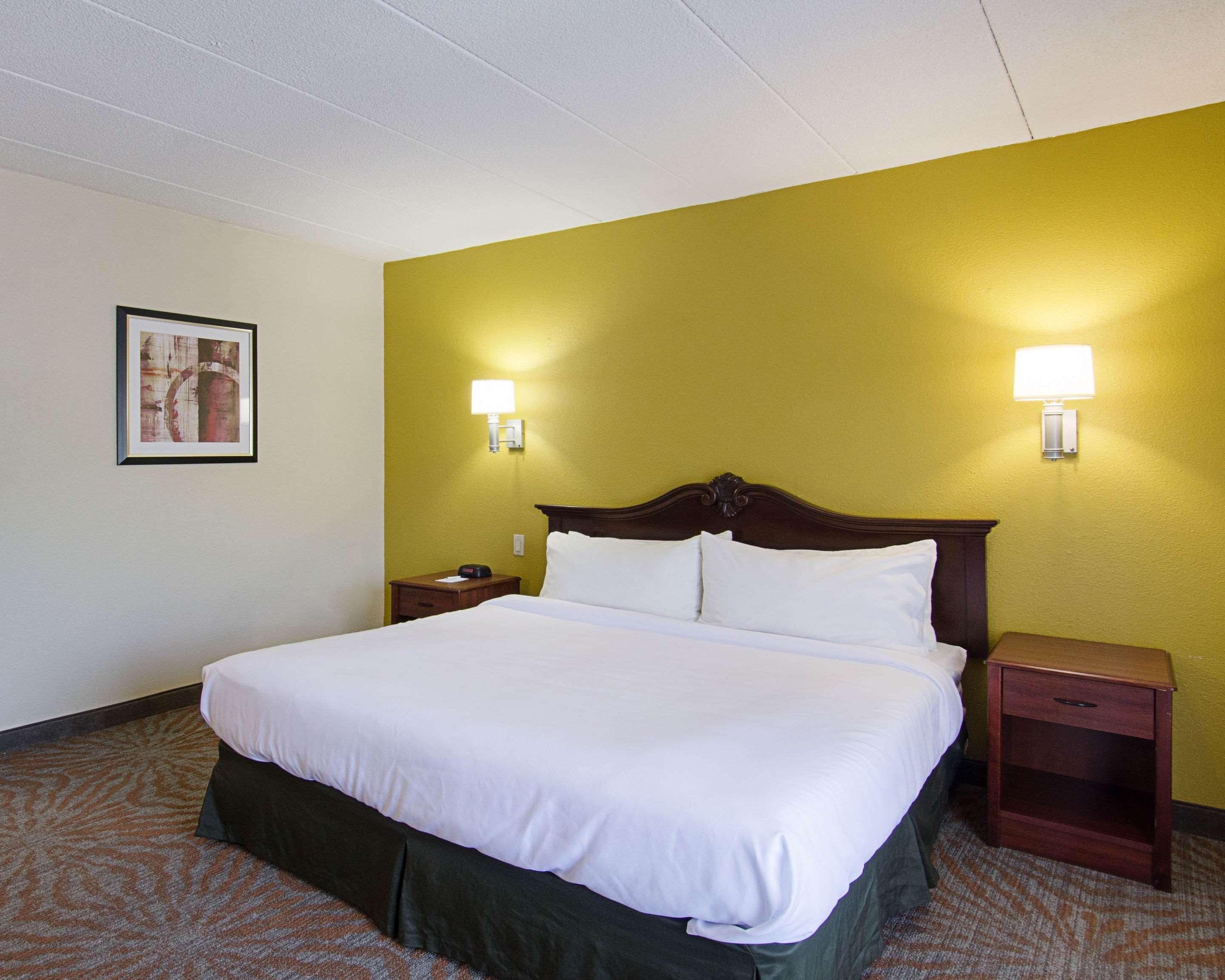 Quality Inn & Suites Worcester Exteriör bild
